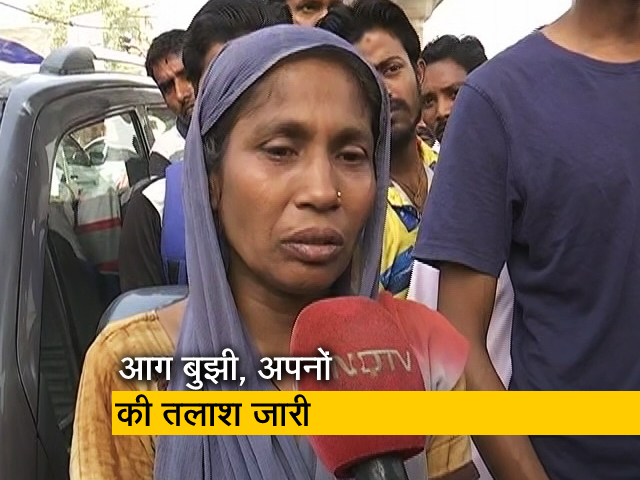 मुंडका आग : आग बुझने के बाद भी नहीं खत्‍म हुई तलाश, अपनी बहू को ढूंढ रही है आशा देवी 