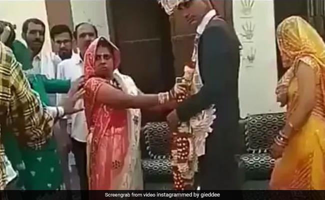 दूल्हे को वरमाला पहनाते हुए कैमरे की ओर आंखें फाड़कर देख रही थी दुल्हन, डर गए मेहमान, बोले- ये तो मंजूलिका है