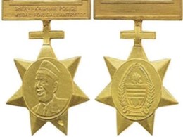 कश्मीर के भारत में शामिल होने में खास भूमिका निभाने वाले शेख अब्दुल्ला की तस्वीर पुलिस मेडल से हटाई गई कश्मीर के भारत में शामिल होने में खास भूमिका निभाने वाले शेख अब्दुल्ला की तस्वीर पुलिस मेडल से हटाई गई