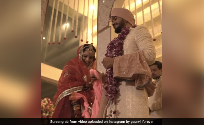 पंडित जी को हो रही थी देर, तो फेरों के बीच दूल्हा-दुल्हन से कह दी ऐसी बात, हंसते-हंसते दर्द हो गया लोगों का पेट- देखें Video