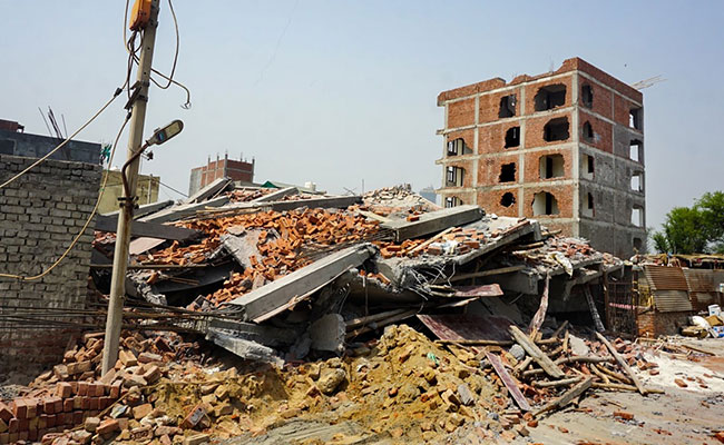 ग्रेटर नोएडा प्राधिकरण ने 13500 वर्ग मीटर जमीन से हटाया अवैध कब्जा