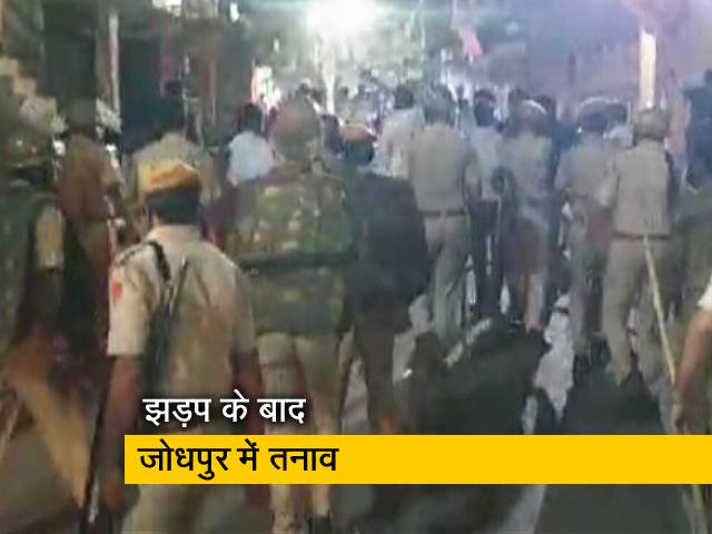 जोधपुर : जालोरी गेट पर झंडा लगाने को लेकर विवाद में पथराव, भीड़ को हटाने के लिए पुलिस ने भाजीं लाठियां