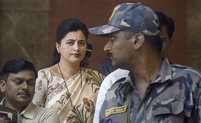 House Panel Summons Maharashtra Top Officers Over MP Navneet Rana's Arrest