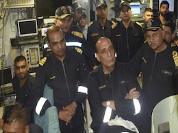 रक्षा मंत्री राजनाथ सिंह ने नौसेना की 'INS खंडेरी' पनडुब्बी में समुद्री यात्रा की रक्षा मंत्री राजनाथ सिंह ने नौसेना की 'INS खंडेरी' पनडुब्बी में समुद्री यात्रा की