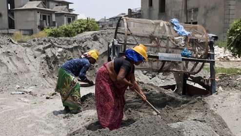 दिल्ली में 1 बजे से 4 बजे तक मजदूर नहीं करेंगे काम... भीषण गर्मी के बीच CM रेखा गुप्ता का निर्देश