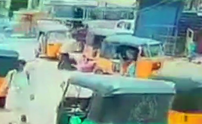 कैमरे में कैद : सरेराह 48 साल की महिला पर धारदार हथियार से हमला, नीचे गिरने के बाद भी नहीं रुका हमलावर