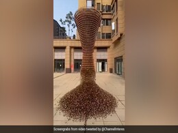 होठों की खूबसूरती बढ़ाने वाली लिपस्टिक का सोशल मीडिया पर छाया एक अनोखा वीडियो होठों की खूबसूरती बढ़ाने वाली लिपस्टिक का सोशल मीडिया पर छाया एक अनोखा वीडियो