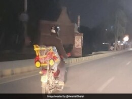 बच्चे के लिए बाइक पर खिलौने वाली कार ले जा रहा था पिता, वायरल फोटो देख आपको याद आ जाएगा बचपन बच्चे के लिए बाइक पर खिलौने वाली कार ले जा रहा था पिता, वायरल फोटो देख आपको याद आ जाएगा बचपन