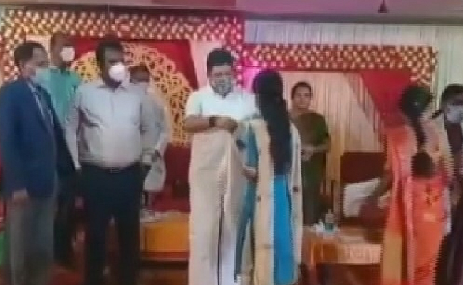 मेडिकल छात्रों के विवादास्पद शपथ लेने के बाद तमिलनाडु कॉलेज के डीन को हटाया गया