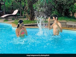 सलमान खान की भांजी पूल में दोस्त के साथ बालों में फूल लगाकर यूं चिल करती आई नजर, क्यूटनेस पर फिदा हुए फैंस सलमान खान की भांजी पूल में दोस्त के साथ बालों में फूल लगाकर यूं चिल करती आई नजर, क्यूटनेस पर फिदा हुए फैंस