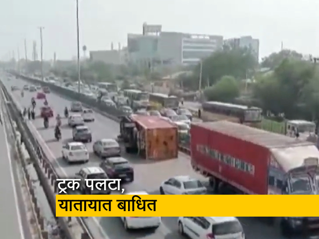 दिल्ली-जयपुर हाईवे पर पलटा ट्रक, रोड क्लीयरेंस का काम जारी