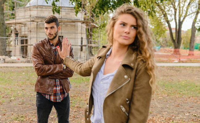 4 Signs That Reveal You Maybe Dating A Narcissist
