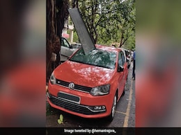 दिल्ली में तेज आंधी और बारिश से वाहन क्षतिग्रस्त, तापमान गोता लगाकर 16 डिग्री नीचे गिरा दिल्ली में तेज आंधी और बारिश से वाहन क्षतिग्रस्त, तापमान गोता लगाकर 16 डिग्री नीचे गिरा