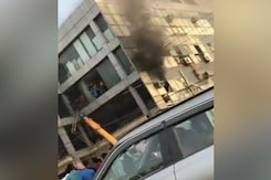 मुंडका आग: जान बचाने के लिए तीसरी मंजिल से कूदने लगे लोग मुंडका आग: जान बचाने के लिए तीसरी मंजिल से कूदने लगे लोग