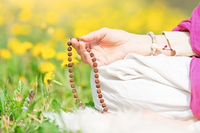 Mantra Jaap Mala: मंत्र जाप के लिए सही माला कैसे चुनें, जानें प्रकार, महत्व और नियम