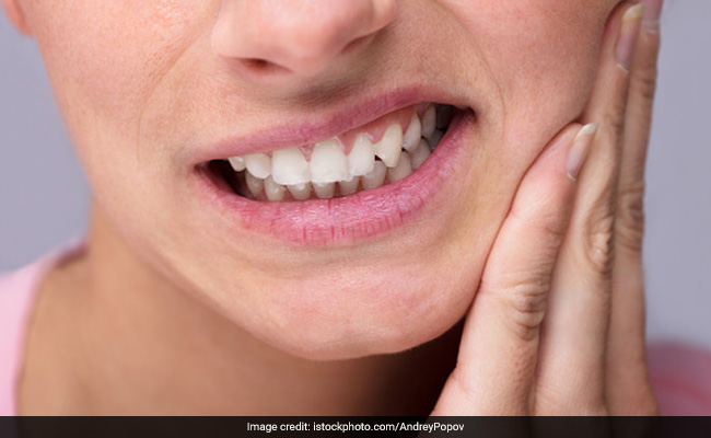 Tooth Sensitivity: ठंडा गर्म खाते हुए दांतों में महसूस होने लगे झनझनाहट तो झट से करें ये 4 काम, आइसक्रीम खाने में फिर नहीं होगी दिक्कत