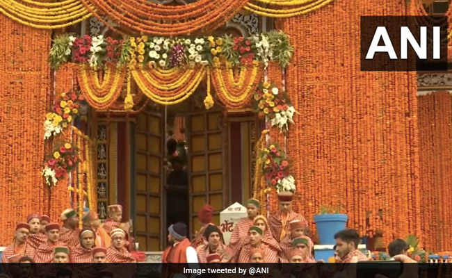 VIDEO : जयकारों और आर्मी बैंड की धुनों के बीच खुले बद्रीनाथ धाम के कपाट, आज से दर्शन कर सकेंगे श्रद्धालु