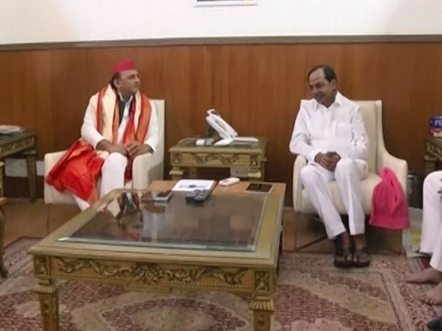 Akhilesh Yadav Meets Telangana Chief Minister KCR In Delhi