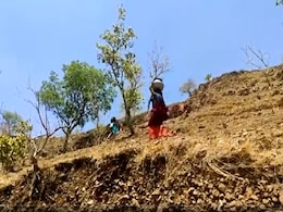 महाराष्ट्र में पानी के लिए कहीं मीलों चलना मजबूरी, कहीं आपस में भिड़ रहे लोग महाराष्ट्र में पानी के लिए कहीं मीलों चलना मजबूरी, कहीं आपस में भिड़ रहे लोग