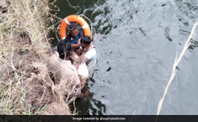 Watch: Forest Officials In Tamil Nadu Rescue Deer From Open Well, Internet Overwhelmed