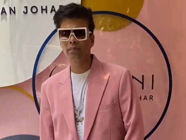 करण जौहर पिंक आउटफिट में अपने ज्वैलरी स्टोर के बाहर हुए स्पॉट