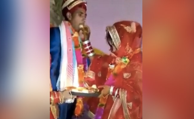 रसगुल्ला खिलाने पर दुल्हन पर भड़का दूल्हा, स्टेज पर ही दबोचा बाल और मुंह, फिर किया कुछ ऐसा कि लोगों की उड़ी हवाइयां