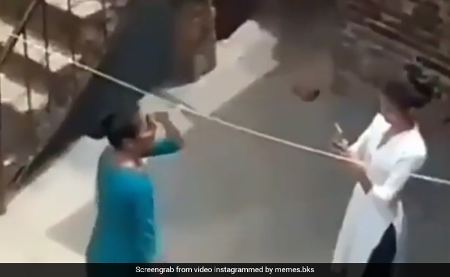 लड़की छत पर चुपके से बना रही थी डांस का वीडियो, ठुमके लगा रही तभी हुआ कुछ ऐसा, Video देख दिनभर हंसेंगे आप