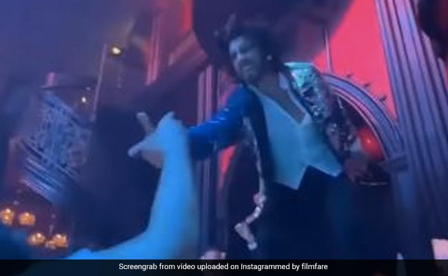 करण जौहर की पार्टी में रणवीर सिंह ने काट दिया गदर, टेबल पर चढ़कर खूब मचाया हुड़दंग