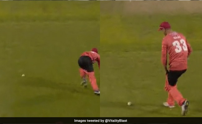 कैच लेने की कोशिश में उतर गई पैंट, फिर क्रिकेटर के साथ जो हुआ देख छूट जाएगी हंसी- Video