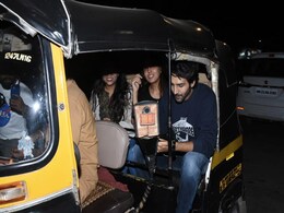 कार्तिक आर्यन को देख बेकाबू हुई फैंस की भीड़, बाइक छोड़ एक्टर को पकड़ना पड़ा ऑटो कार्तिक आर्यन को देख बेकाबू हुई फैंस की भीड़, बाइक छोड़ एक्टर को पकड़ना पड़ा ऑटो