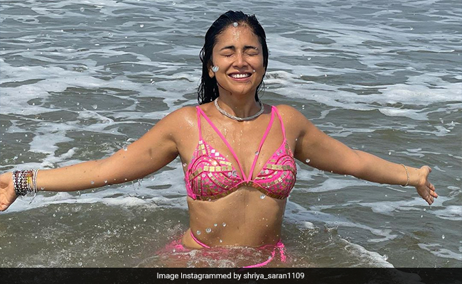 ब्राइट पिंक स्विमवियर में Shriya Saran का ये Beach Look आपको भी करेगा हॉलीडे के लिए इंस्पायर