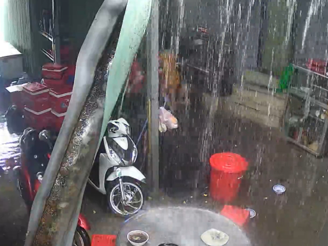 बैठकर खाना खा रहे थे लोग, अचानक ऊपर से गिरी घर की छत,  कैमरे में कैद हुई घटना