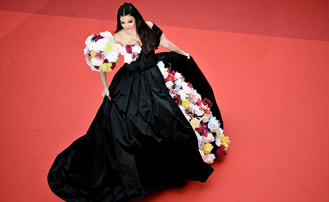 Cannes 2022: Aishwarya Rai Bachchan Was A Walking Talking Bouquet And Twitter Has Feels