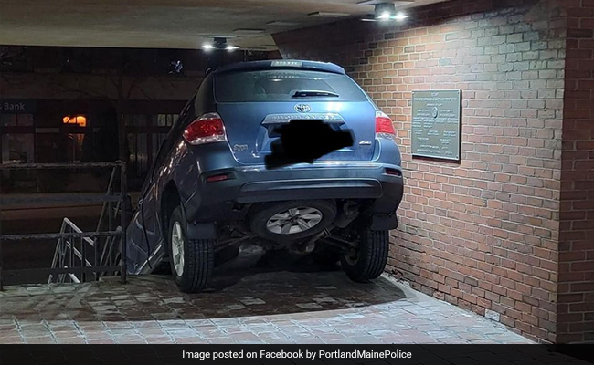 महिला ने शराब पीकर SUV चढ़ाई पुलिस की सीढ़ियों पर, बताई GPS की गलती