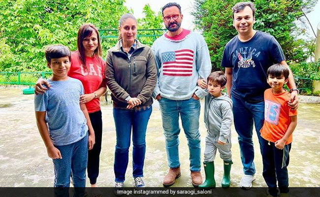 Kareena Kapoor, Saif Ali Khan And Taimur Happily Pose With Fans In This Pic From Darjeeling