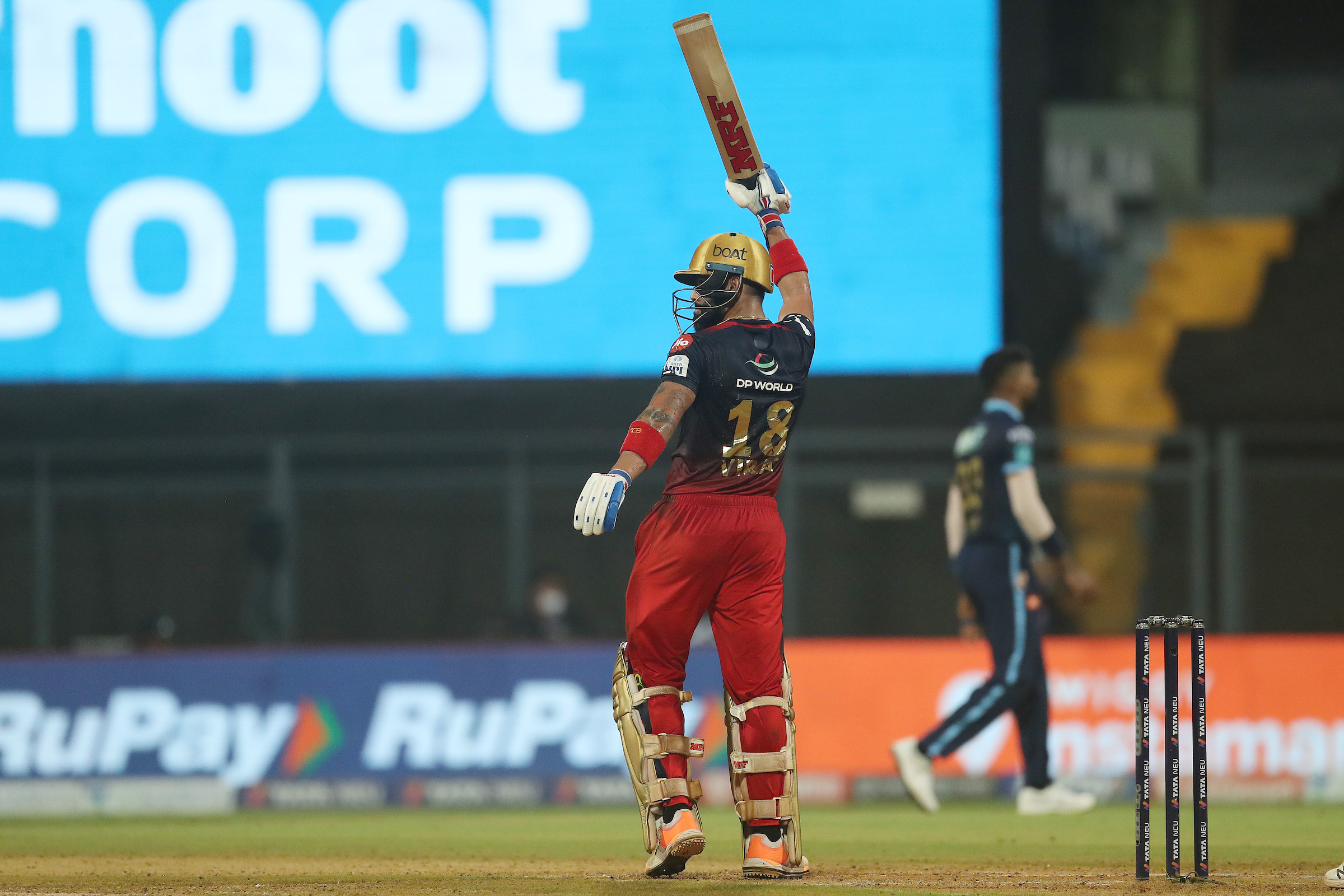 GT vs RCB: विराट कोहली के फॉर्म में लौटते ही सोशल मीडिया झूमा, दिग्गजों ने बांधे तारीफों के पुल