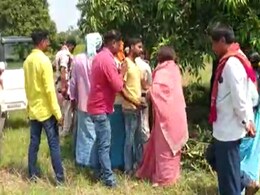 बिहार: BJP की महिला विधायक की दबंगई का वीडियो वायरल, खेत में पहुंचकर पट्टीदार पर बोला हमला बिहार: BJP की महिला विधायक की दबंगई का वीडियो वायरल, खेत में पहुंचकर पट्टीदार पर बोला हमला