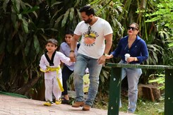 तैमूर ताइक्वांडो की ड्रेस में मां करीना और पापा सैफ के साथ आए नजर तैमूर ताइक्वांडो की ड्रेस में मां करीना और पापा सैफ के साथ आए नजर