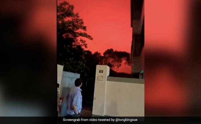 "Apocalypse?" Sky Over Chinese Port City Turns Blood Red, Internet Stumped