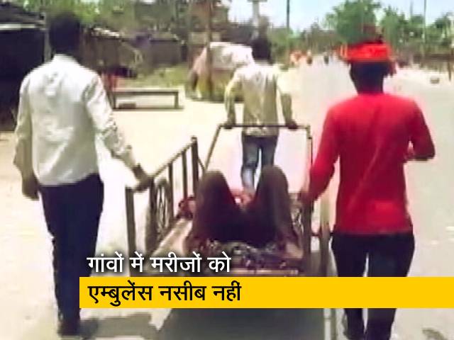 उत्तर प्रदेश के बलिया जिले के रेवती में मरीज को ठेले पर ले जाया गया