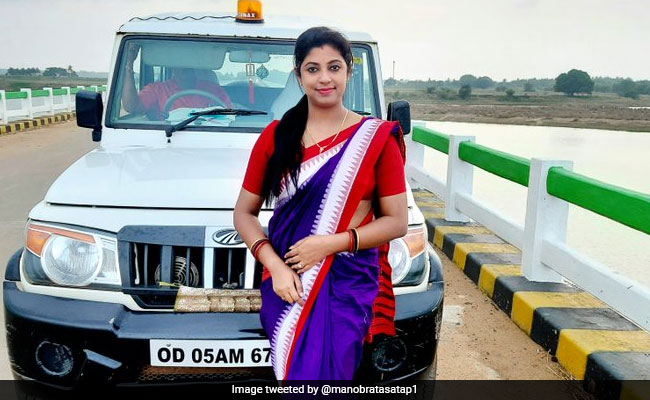 Odisha DSP ने ऑन ड्यूटी पहनी साड़ी, फिर ट्वीट कर पूछा कि क्या पुलिस यूनिफॉर्म में ही कर सकती है काम, देखें Viral Photo