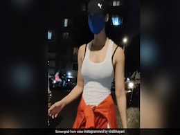 देर शाम दोस्त संग वॉक पर निकली इस एक्ट्रेस ने कैमरे के सामने छिपाया अपना चेहरा, जरा भी नहीं दिखी झलक तो लोग बोले- 'छोटी बच्ची हो क्या' देर शाम दोस्त संग वॉक पर निकली इस एक्ट्रेस ने कैमरे के सामने छिपाया अपना चेहरा, जरा भी नहीं दिखी झलक तो लोग बोले- 'छोटी बच्ची हो क्या'