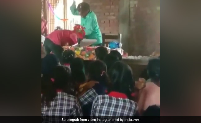 क्लास में चल रहा था टीचर का बर्थडे सेलिब्रेशन, खुशी के मारे स्टूडेंट ने किया कुछ ऐसा, Teacher ने जमकर कर दी कुटाई