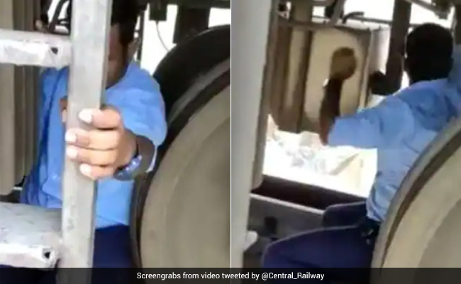 पुल पर अचानक रुकी रेल को चालू करने लोको पायलट ने लगाई जान की बाजी, Video देख उड़ जाएंगे होश