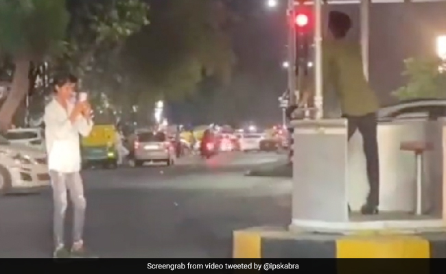 ट्रैफिक सिग्नल पर खड़े होकर सेल्फी ले रहे थे दो दोस्त, रेड लाइट पर खूब दिए पोज़, IPS ने कही ये बात - देखें Video