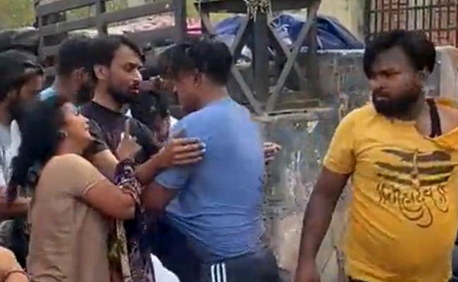 फरीदाबाद: पार्किंग पर्ची पर हुई लड़ाई में मां बेटे के साथ मारपीट, Video वायरल