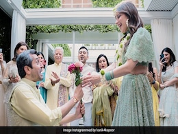 कनिका कपूर के होने वाले पति ने घुटने पर बैठकर किया प्रपोज, मेहंदी सेरेमनी में जमकर किया डांस, देखें Photos कनिका कपूर के होने वाले पति ने घुटने पर बैठकर किया प्रपोज, मेहंदी सेरेमनी में जमकर किया डांस, देखें Photos