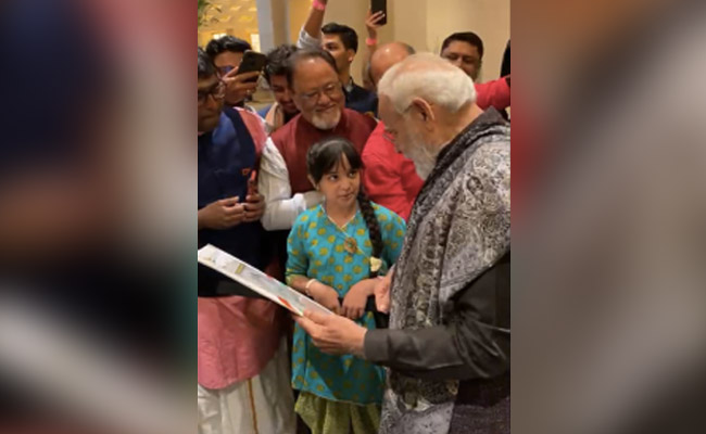 बर्लिन में बच्ची ने बनाया पीएम मोदी का स्कैच, ऑटोग्राफ देने से खुद को नहीं रोक पाए..देखें वीडियो