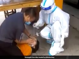 Viral Video: चीनी महिला को घुटने से दबाया, ज़मीन पर गिरा जबरन लिया Covid Test! Viral Video: चीनी महिला को घुटने से दबाया, ज़मीन पर गिरा जबरन लिया Covid Test!