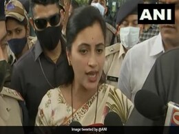 नवनीत राणा ने सीबीआई को मुंबई पुलिस कमिश्नर और एक शिवसेना नेता के खिलाफ शिकायत सौंपी नवनीत राणा ने सीबीआई को मुंबई पुलिस कमिश्नर और एक शिवसेना नेता के खिलाफ शिकायत सौंपी